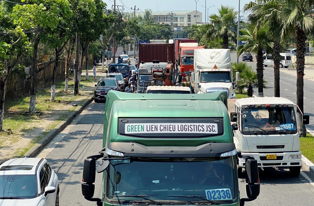 Dòng xe kẹt kéo dài trên đường Ngô Quyền. Ảnh: H.H