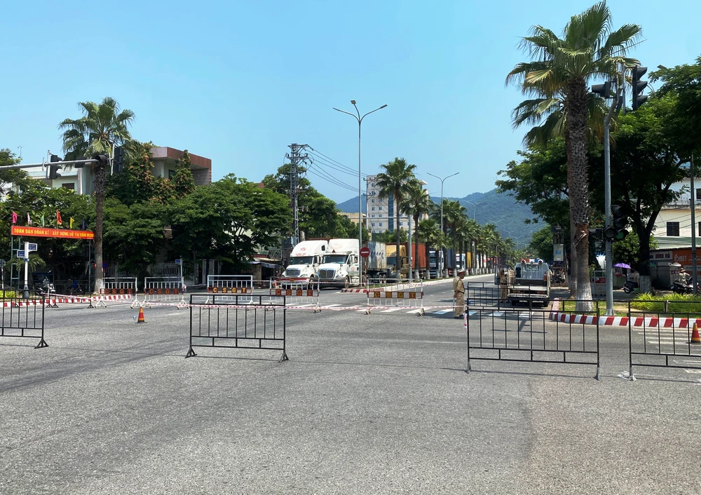 Lực lượng CSGT dùng rào chắn chặn đường Ngô Quyền ngay nơi giao nhau với đường Yết Kiêu. Ảnh: HẢI HIẾU