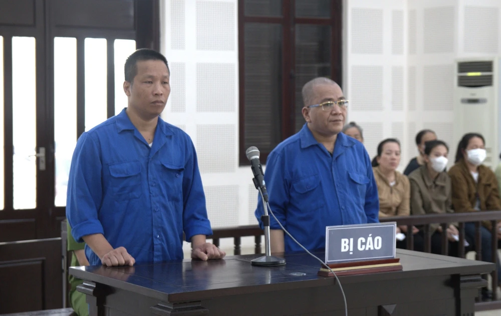 Hai bị cáo tại phiên tòa. Ảnh: HẢI HIẾU