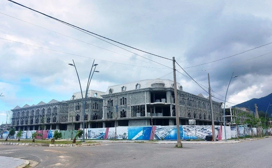 Dự án chợ Lăng Cô đang thi công dang dở. Ảnh: HẢI HIẾU