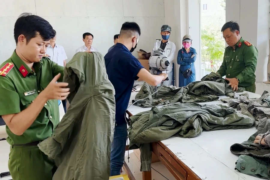 Lực lượng chức năng tiêu hủy quân trang không rõ nguồn gốc. Ảnh: H.H