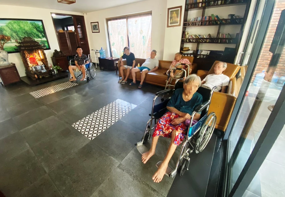 Các cụ trong viện dưỡng lão chờ người thân đến đón đi. Ảnh: HẢI HIẾU