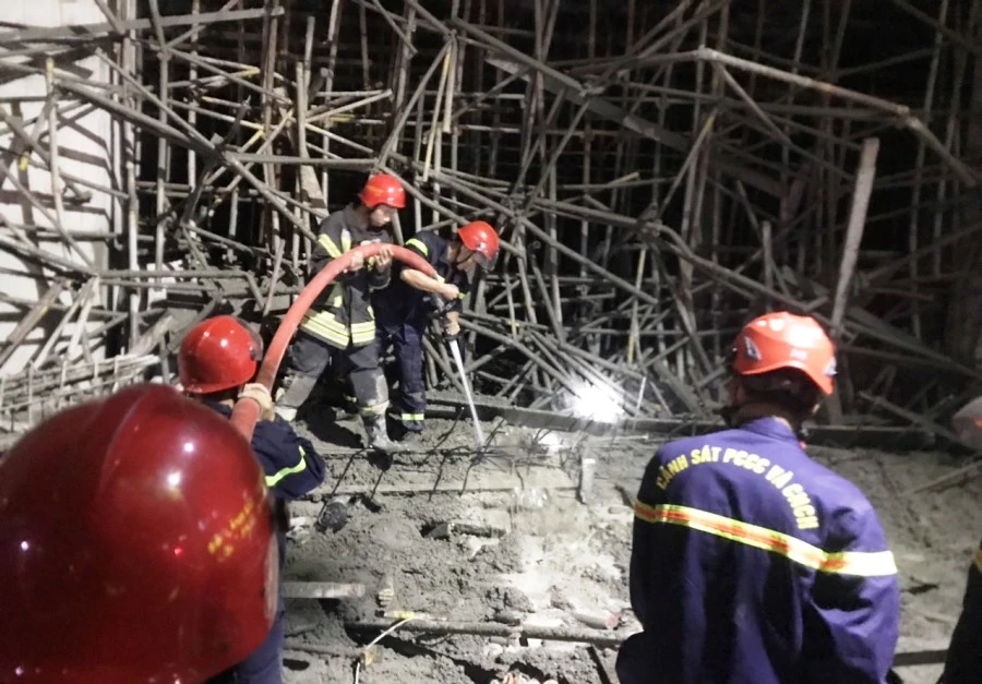 Lực lượng Cảnh sát PCCC đang đào bới tìm thi thể nạn nhân bị vùi lấp. Ảnh: H.H