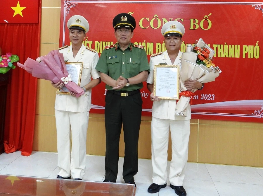 Thiếu tướng Vũ Xuân Viên (thứ 3 từ trái) trao quyết định bổ nhiệm. Ảnh: H.H