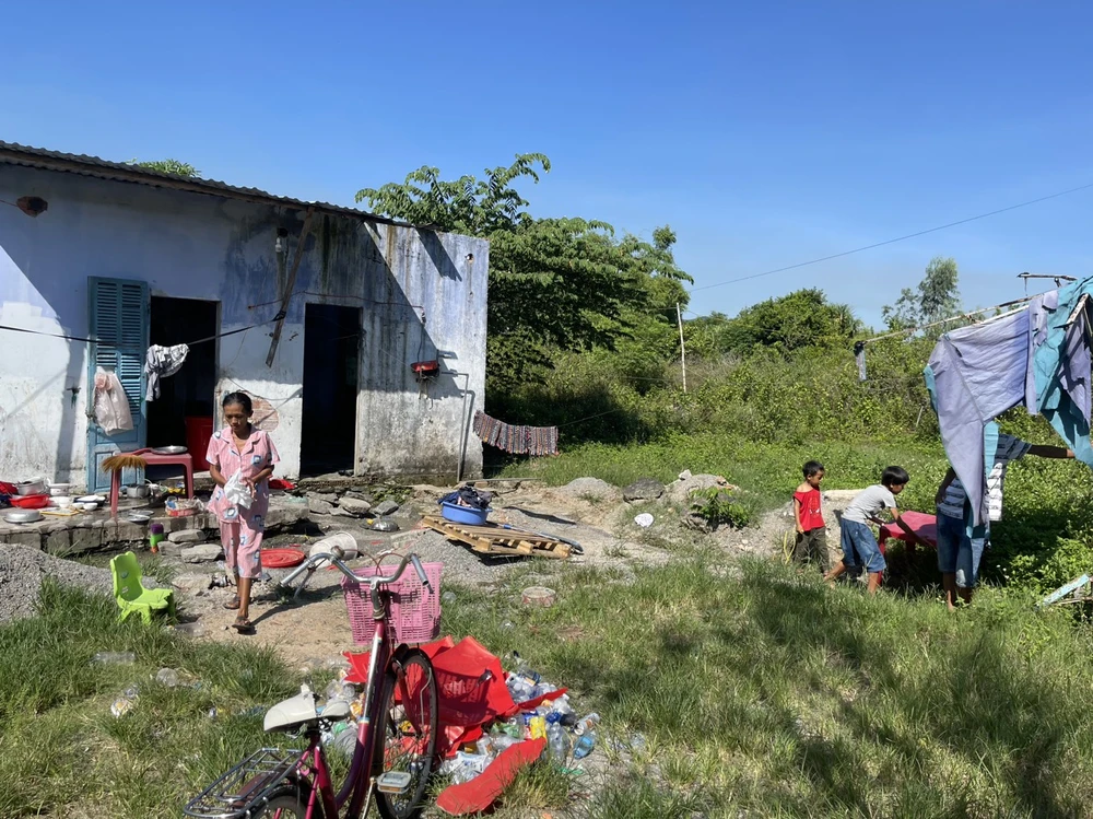 Cả gia đình sau khi được Phó chủ tịch đến thăm. Ảnh: H.H