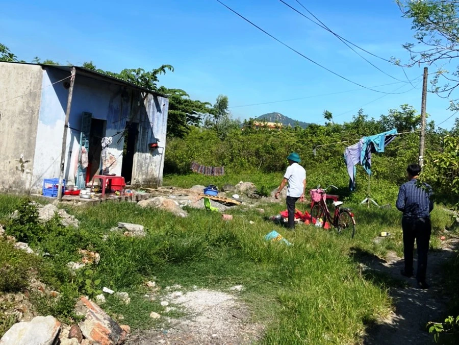 Đoàn công tác của Phó chủ tịch quận Liên Chiểu đến thăm gia đình. Ảnh: H.H