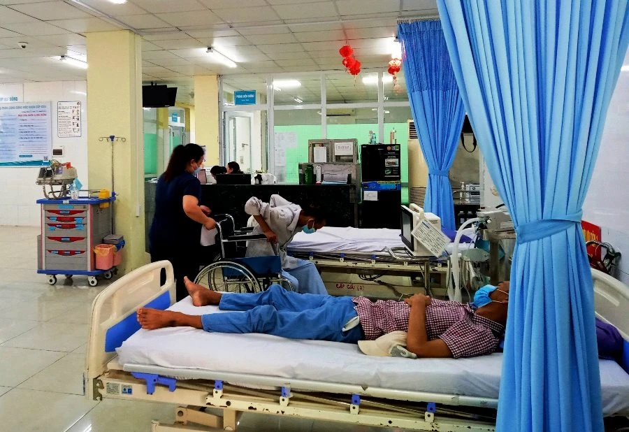 Những du khách bị ngộ độc thực phẩm đang điều trị tại bệnh viện 199 - Bộ Công an. Ảnh: H.H Những du khách bị ngộ độc thực phẩm đang điều trị tại bệnh viện 199 - Bộ Công an. Ảnh: H.H