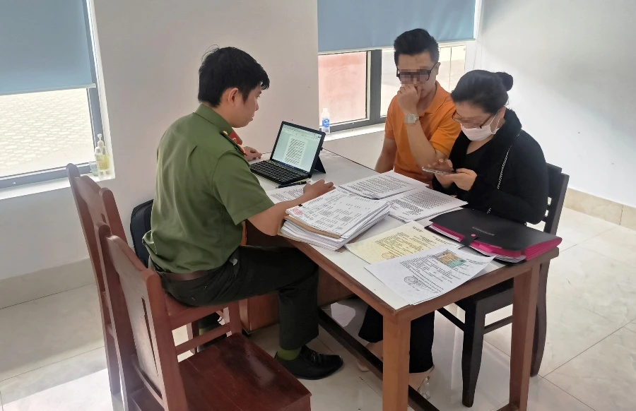 Công an làm việc với các cơ sở kinh doanh qua mạng có dấu hiệu trốn thuế. Ành: H.H