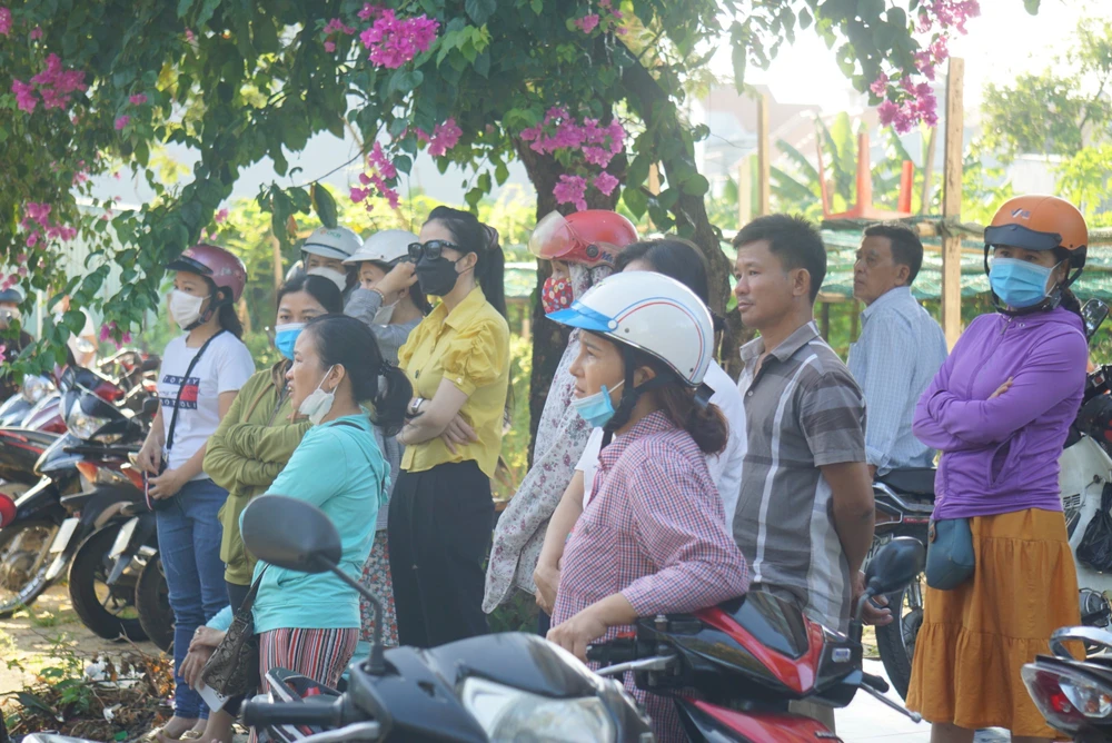 Phụ huynh lo lắng đứng đợi sau khi con vào phòng thi. Ảnh: HẢI HIẾU