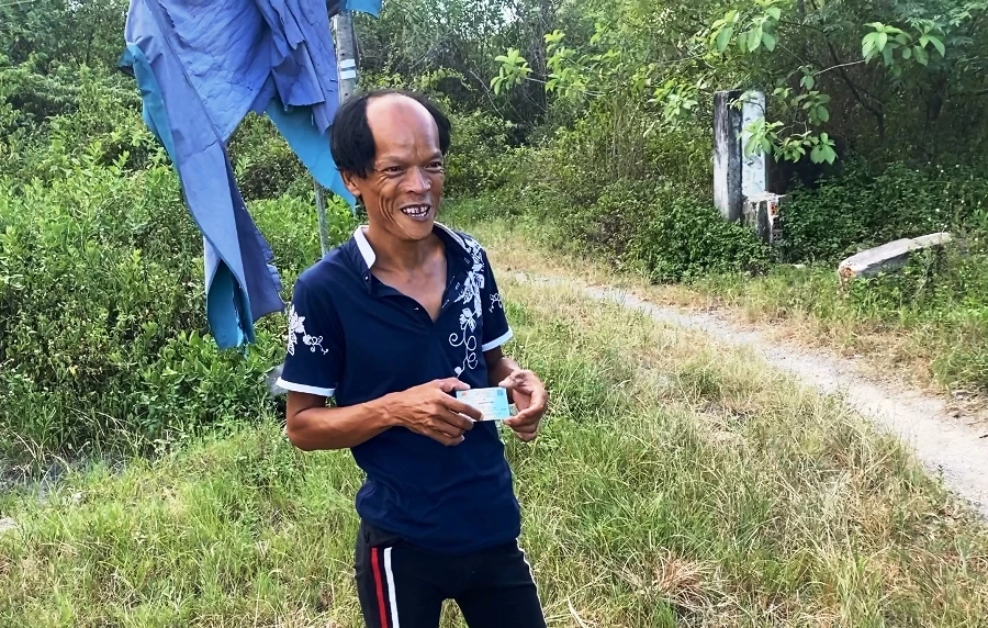 Anh Châu nở nụ cười sau khi nhận CCCD. Ảnh: HẢI HIẾU