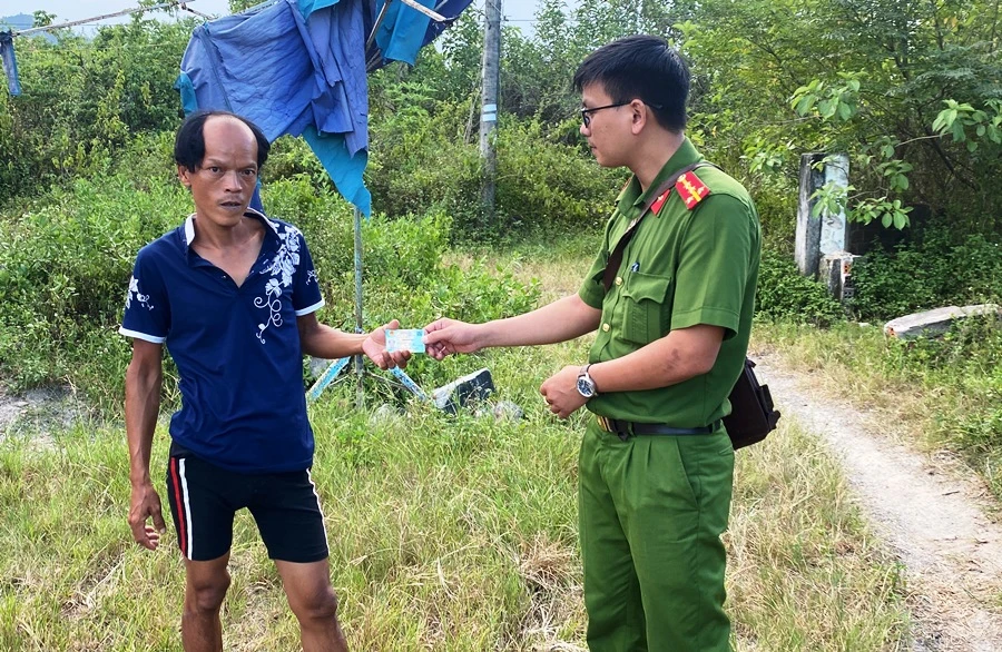 Cán bộ công an phường trao CCCD cho anh Dương Minh Châu, người cha cho "gia đình rất khác" ở Đà Nẵng. Ảnh: HẢI HIẾU