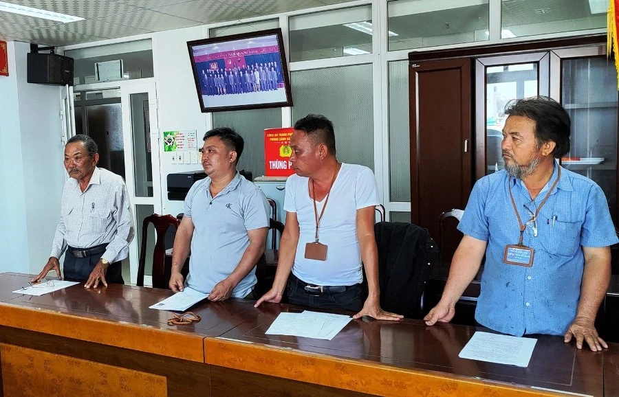 Bốn nghi phạm bị khởi tố về tội môi giới hối lộ. Ảnh: H.H Bốn nghi phạm bị khởi tố về tội môi giới hối lộ. Ảnh: H.H