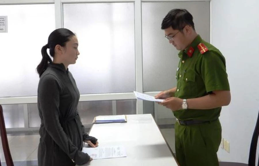 Công an tống đạt quyết định khởi tố Võ Thị Quế Chi. Ảnh: H.H Công an tống đạt quyết định khởi tố Võ Thị Quế Chi. Ảnh: H.H