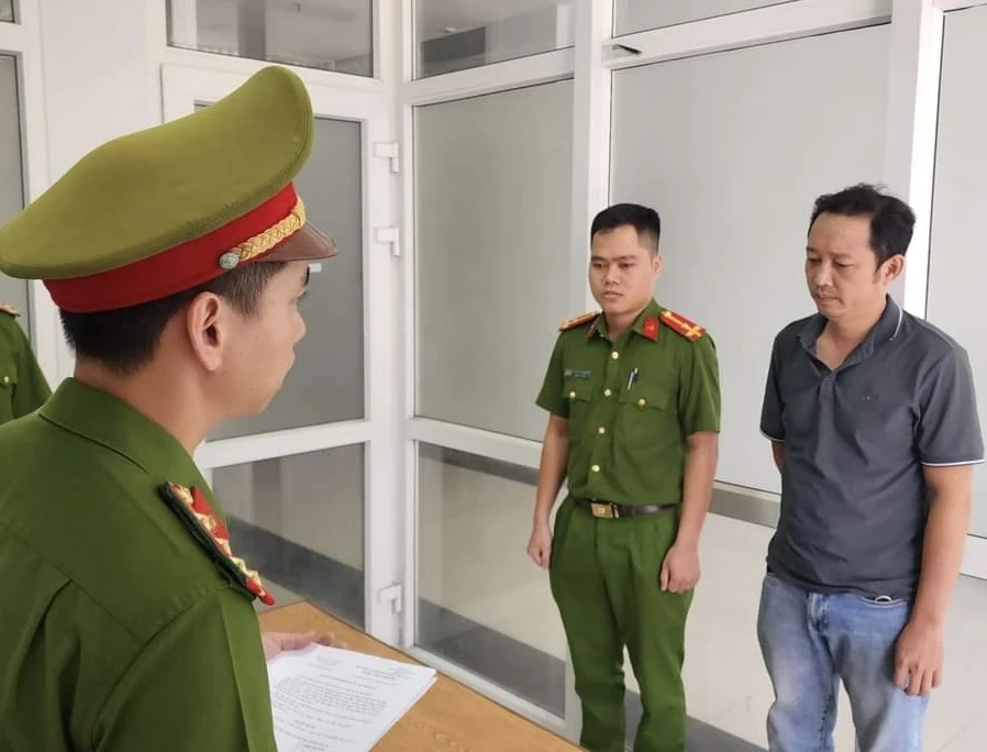 Công an đọc lệnh bắt tạm giam nghi phạm Lâm Học. Ảnh: H.H