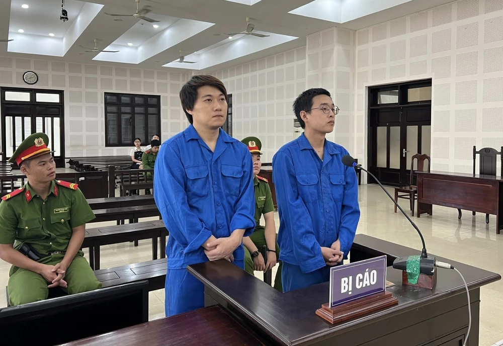 Hai bị cáo tại phiên tòa. Ảnh: H.H