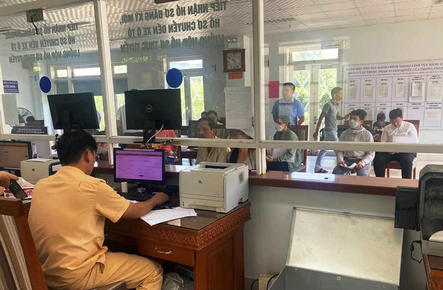 Cán bộ thao tác và Đội trưởng liên tục liên lạc với Cục CSGT để sửa lỗi. Ảnh: HẢI HIẾU