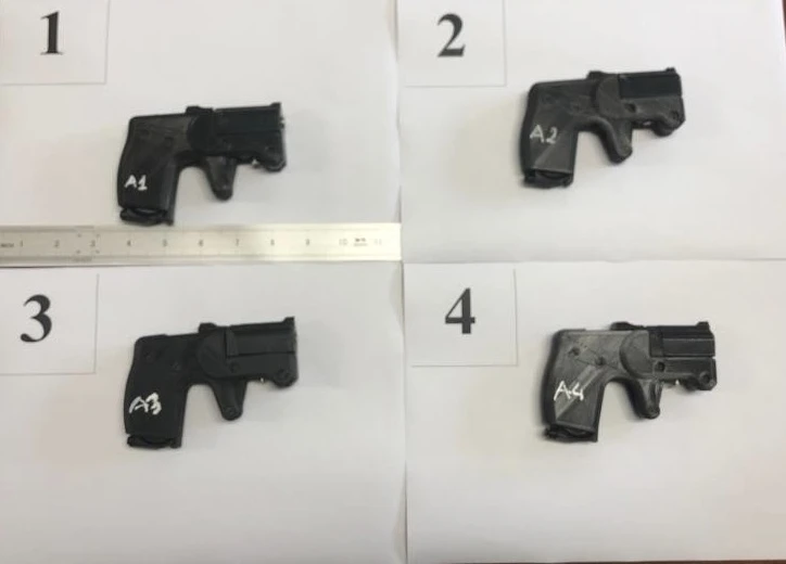 Bốn khẩu súng mà công an thu giữ. Ảnh: H.H