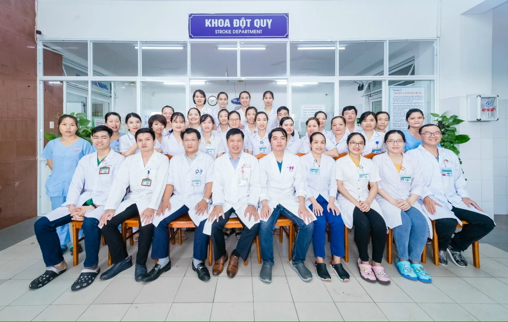 Tập thể khoa Đột quỵ, BV Đà Nẵng.