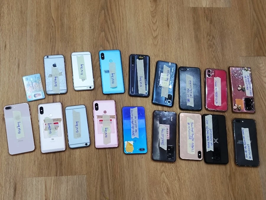 Những điện thoại mà nhóm nghi phạm dùng để nhận mã OTP khi đăng ký tài khoản ngân hàng. Ảnh: Công an cung cấp