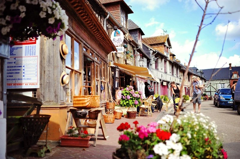 Ngất ngây với những ngôi nhà phủ hoa đầy lối đi ảnh 9