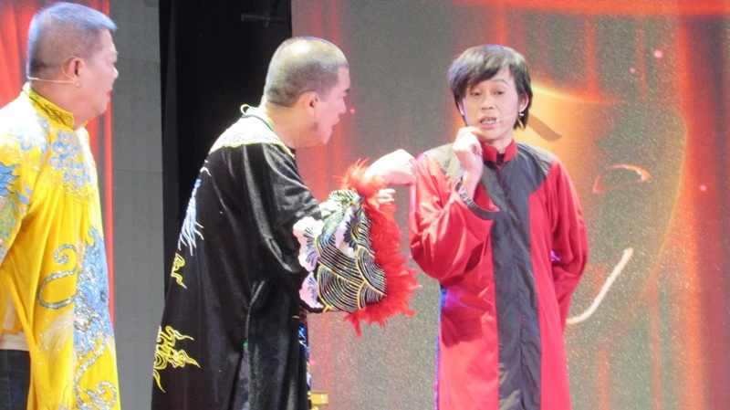 Live show Hoài Linh 'nghẹt' sao ảnh 4