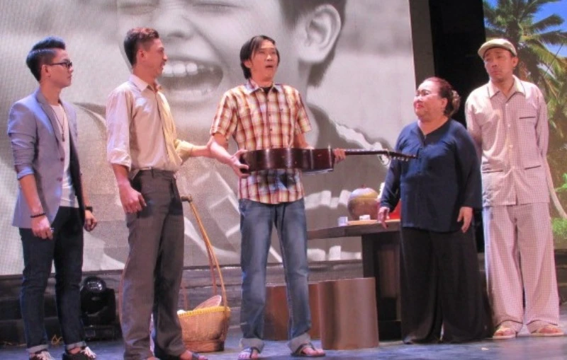 Live show Hoài Linh 'nghẹt' sao ảnh 11