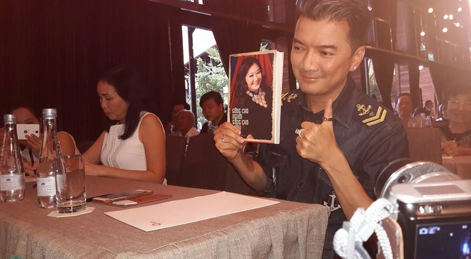 Văn nghệ sĩ nổi tiếng tham dự ra mắt hồi ký của Kỳ nữ Kim Cương ảnh 6