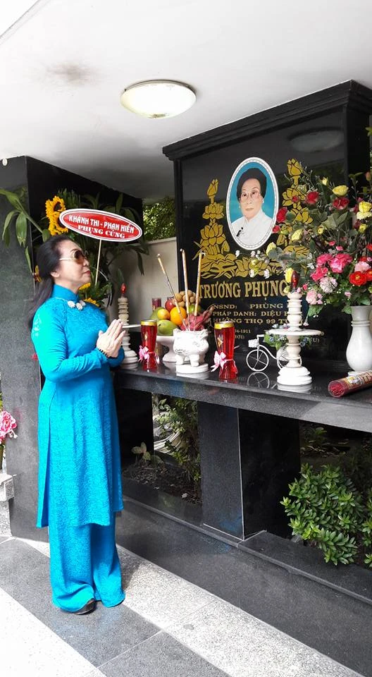 Đông đảo giới nghệ sĩ quy tụ về lễ tưởng niệm NSND Phùng Há