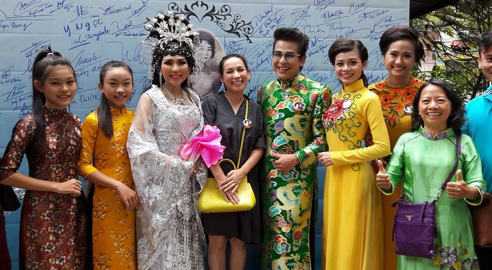 Đông đảo giới nghệ sĩ quy tụ về lễ tưởng niệm NSND Phùng Há