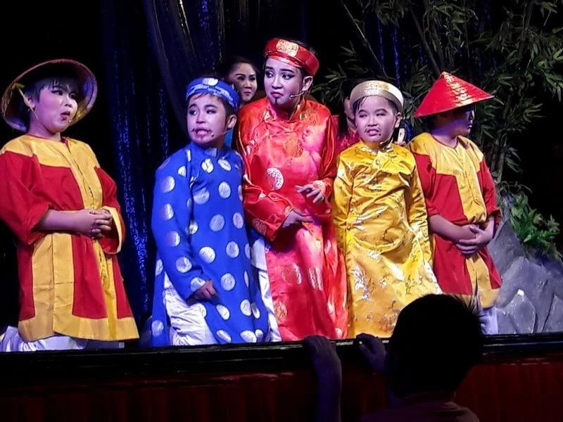 Các bé nam Đồng ấu Bầu Trời Xanh trong Ngao Sò Ốc Hến.