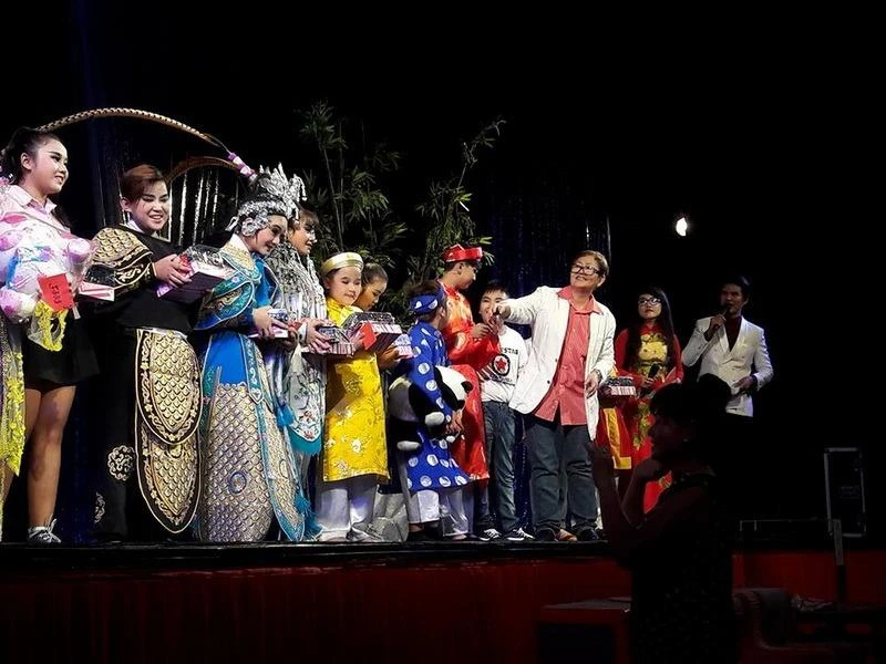 Con em các nghệ sĩ và công nhân hậu đài nhận học bổng