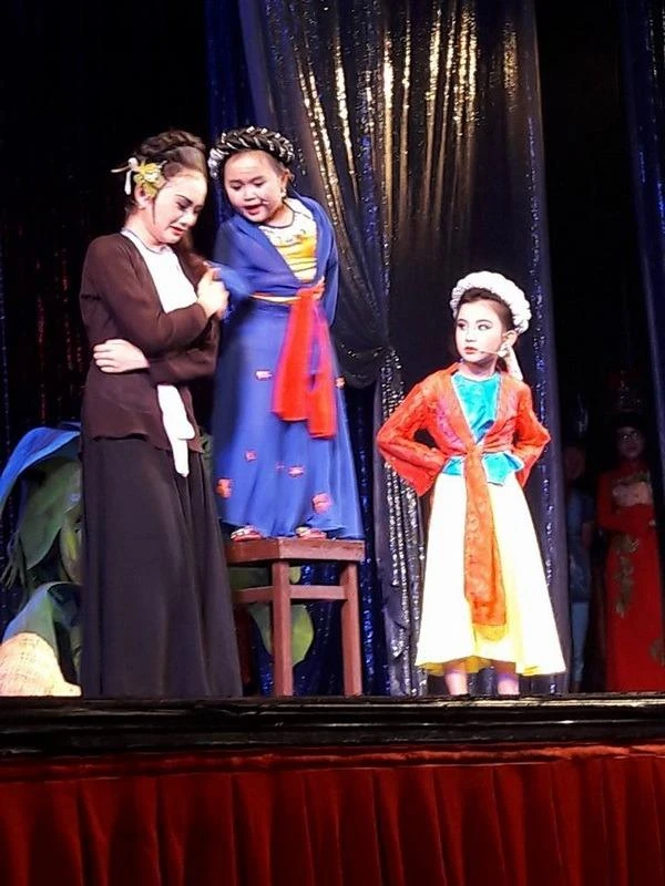 Mẹ con Cám có chút ét, phải bắt ghế để ăn hiếp Tấm.