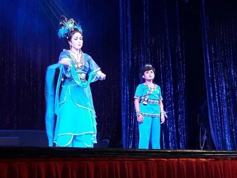 Bé Gia Nguyên và mẹ Lê Hồng Thắm trong Búa thần loạn cung tiên.