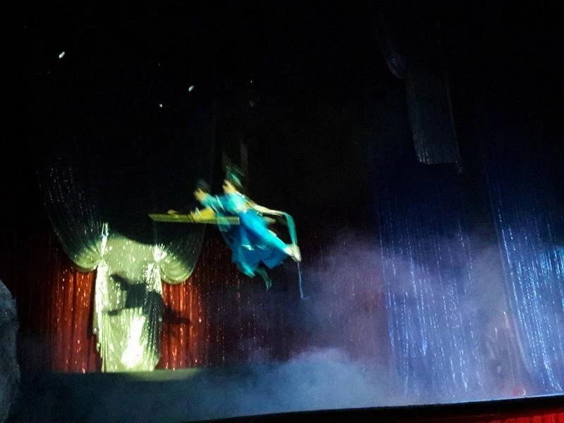 Cảnh bay trong Búa thần loạn cung tiên.