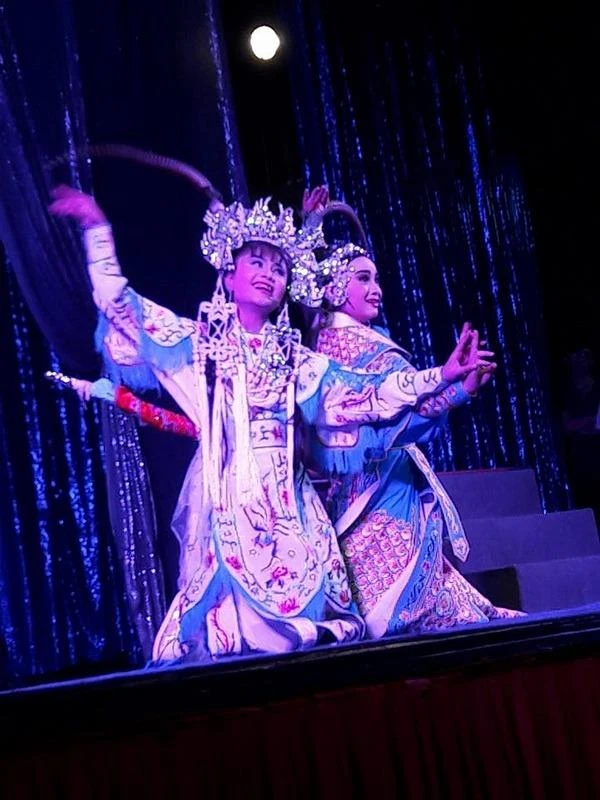 Hai bé Tú Quyên và Hồng Quyên con nghệ sĩ Tú Sương trong Thần nữ dâng ngũ linh kỳ.