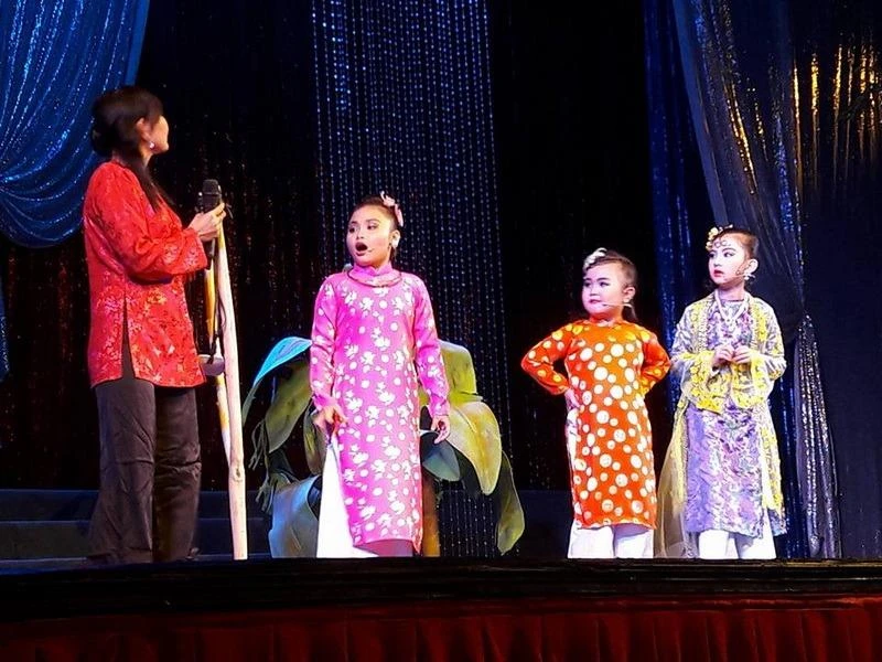 Bé Kim Thư bộc lộ năng khiếu ca diễn thần đồng so với các anh chị lớn hơn rất nhiều. Bé có nét diễn sắc sảo, tỉnh queo khiến người xem nghĩ đến nghệ sĩ Ngọc Giàu thu nhỏ.