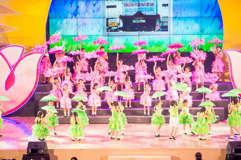 Các màn hát múa luôn rực rỡ.