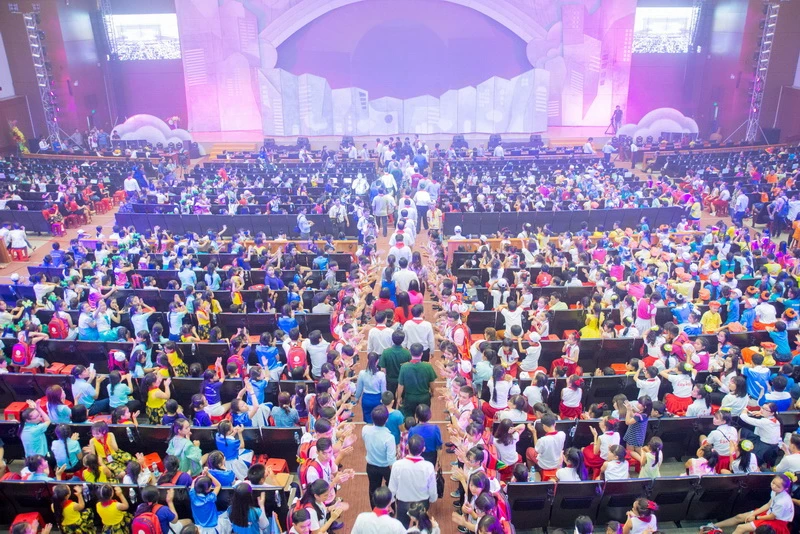 Các em thiếu nhi nô nức với liên hoan.