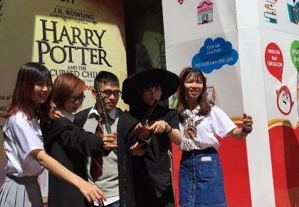 Ai không có đồ phù thủy thì cũng cố tìm chiếc áo in hình Harry Potter.
