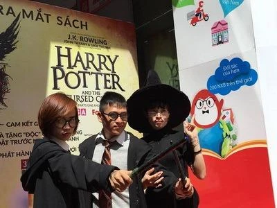 Các bạn trẻ hâm mộ diện đồ phù thủy đến với sự kiện này