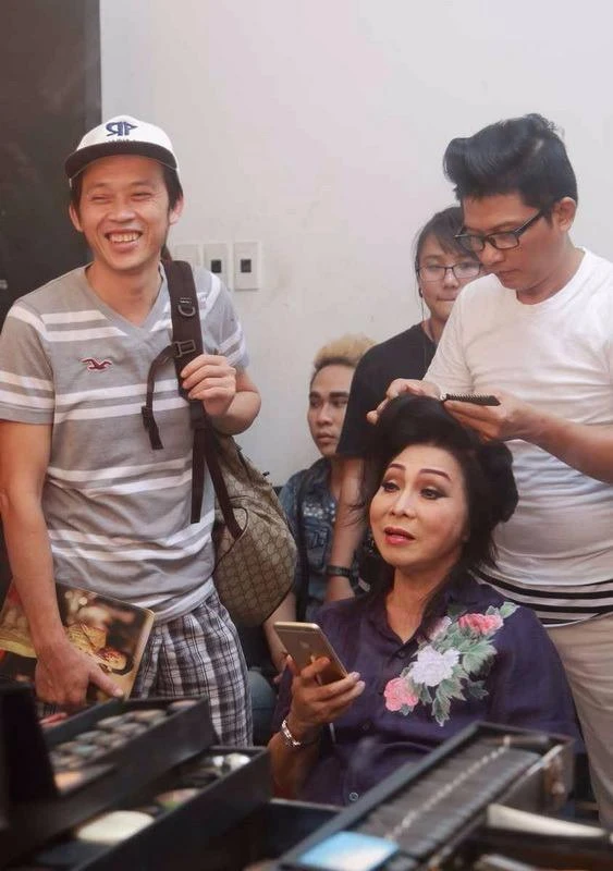 Hoài Linh chào hỏi giám khảo Bạch Tuyết trong hậu trường.