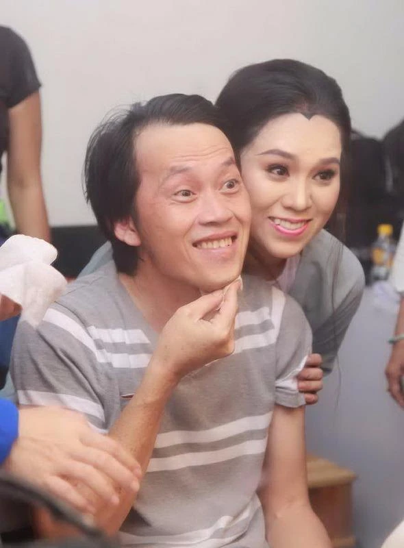 Vũ Linh và Hồng Phượng hóa trang trước giờ diễn.