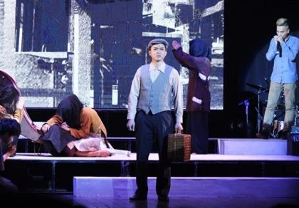 Cảnh chí sĩ Phan Đăng Lưu thời trẻ trước nỗi đau của đồng bào dưới ách thực dân.