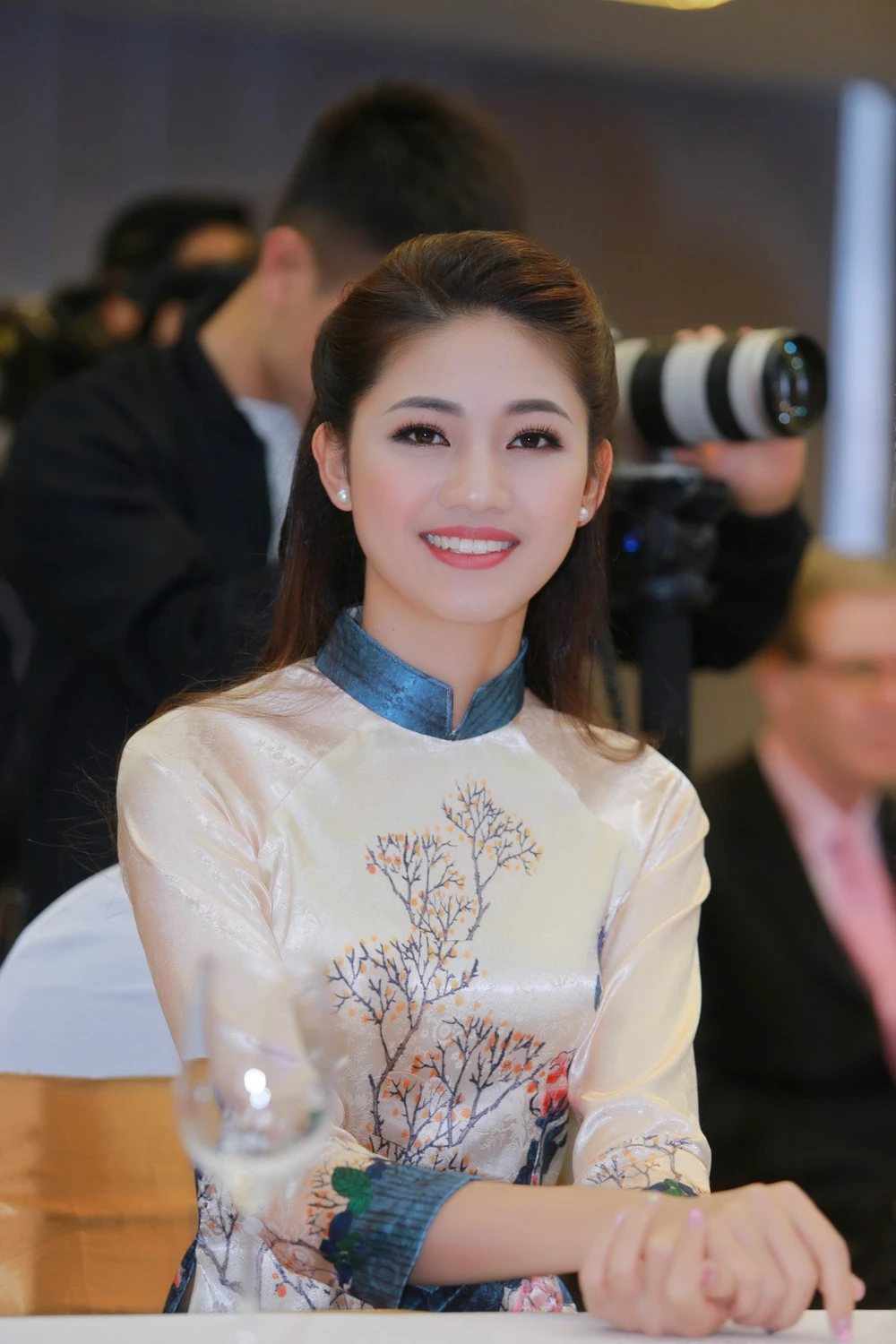 Mỹ Linh, Thanh Tú diện áo dài của hoa hậu Ngọc Hân ảnh 2