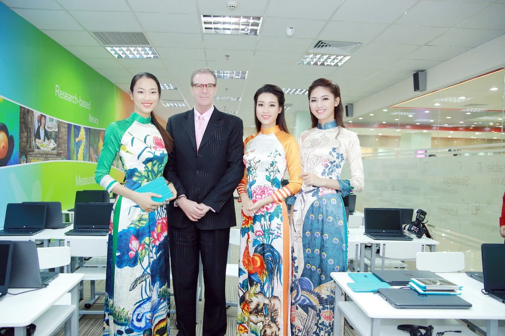 Mỹ Linh, Thanh Tú diện áo dài của hoa hậu Ngọc Hân ảnh 6