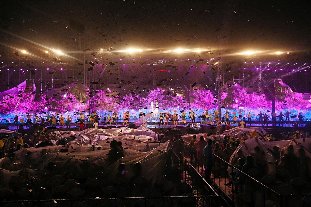 Liveshow Việt Hương: Sự trân trọng khán giả tuyệt vời ảnh 9