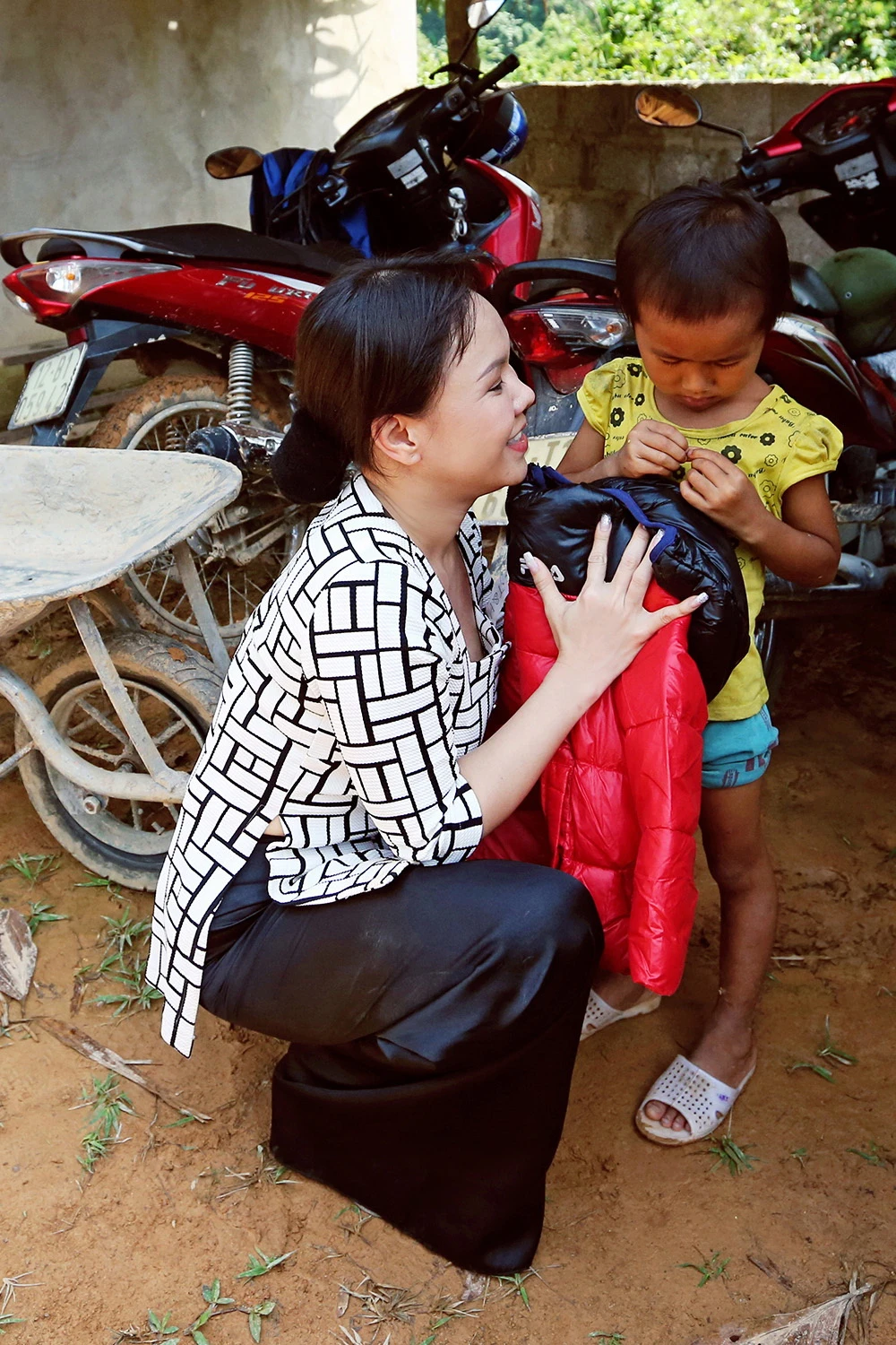 Việt Hương dẫn con gái vượt rừng núi đi từ thiện ​ ảnh 7