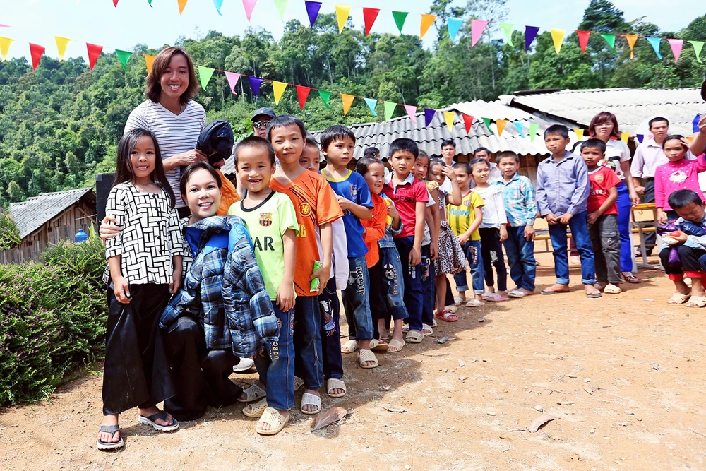 Việt Hương dẫn con gái vượt rừng núi đi từ thiện ​ ảnh 3