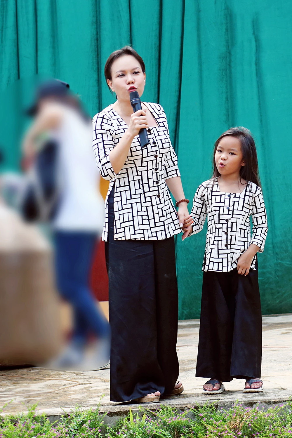 Việt Hương dẫn con gái vượt rừng núi đi từ thiện ​ ảnh 4