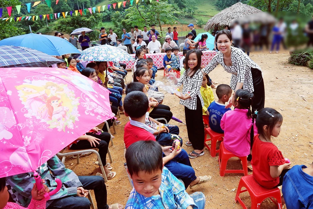 Việt Hương dẫn con gái vượt rừng núi đi từ thiện ​ ảnh 6